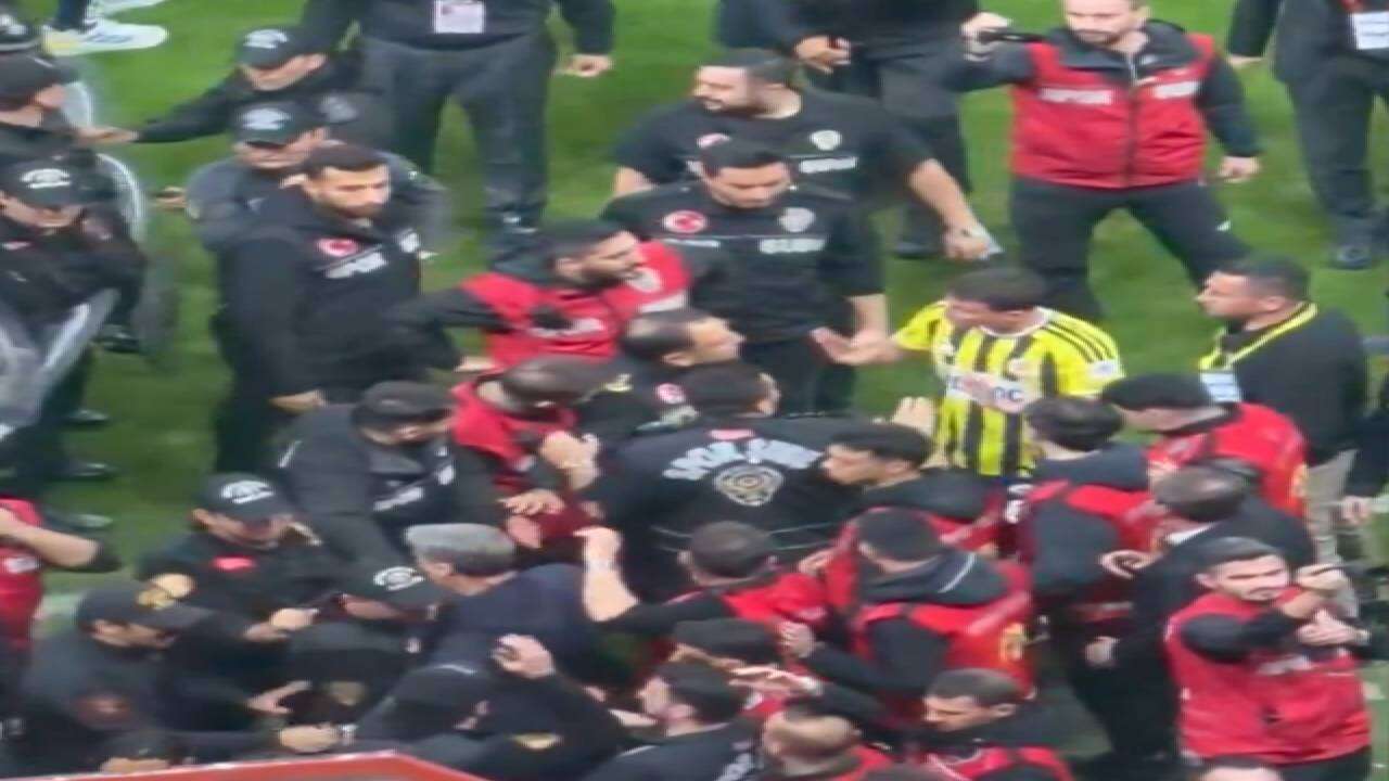 Fenerbahçe'de Mert Hakan Yandaş'ın polise yaptığı hareket sinirleri zıplattı: Canlı yayında bardağı kırdı, o ellerin kırılsın! 5